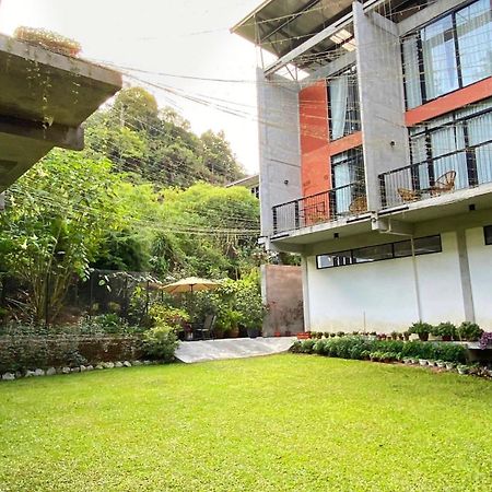 Ten Mentigi Tanah Rata Bagian luar foto